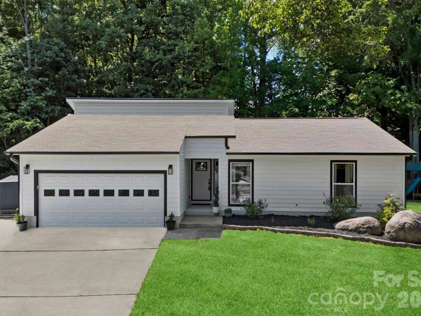 9524 Rainbow Forest Drive, Charlotte, NC 28277.  MLS# CAR4381878, YatesRealty ID 28042. 
