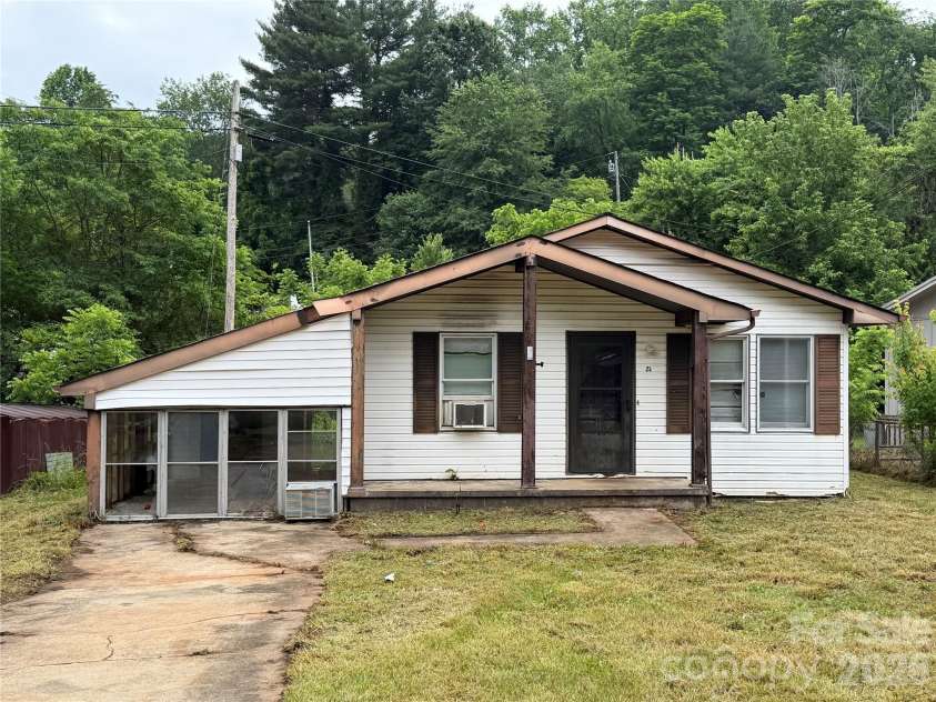 23 Meteor Court, Waynesville, NC 28768.  MLS# CAR4389859, YatesRealty ID 28049. 
