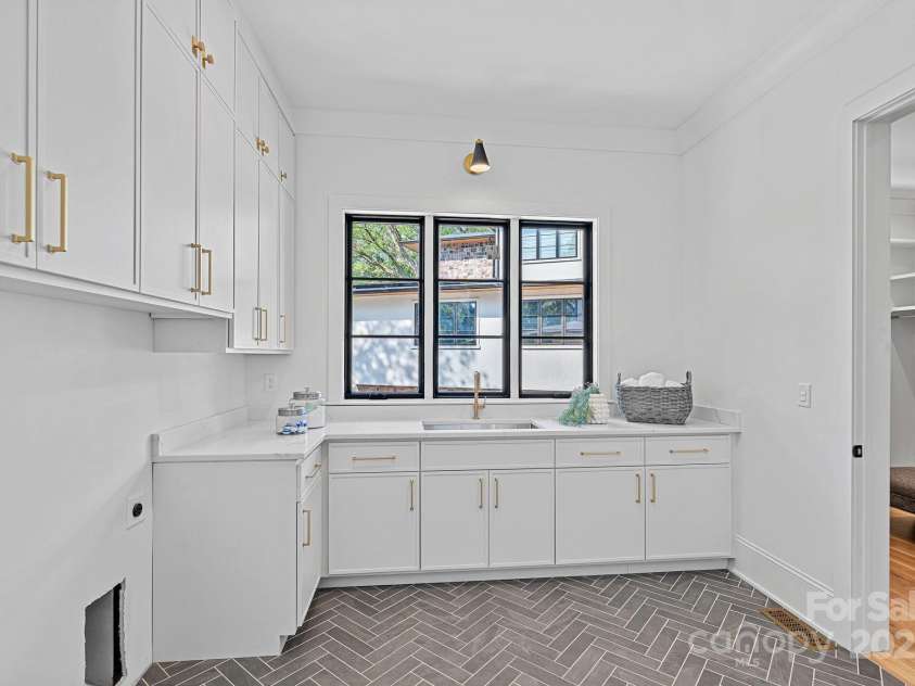 639 Edgemont Road, Charlotte, NC 28211.  MLS# CAR4266883, YatesRealty ID 28050. 