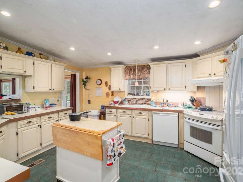 1824 Hephzibah Church Road, Bessemer City, NC 28016.  MLS# CAR4280999, YatesRealty ID 28051. Kitchen