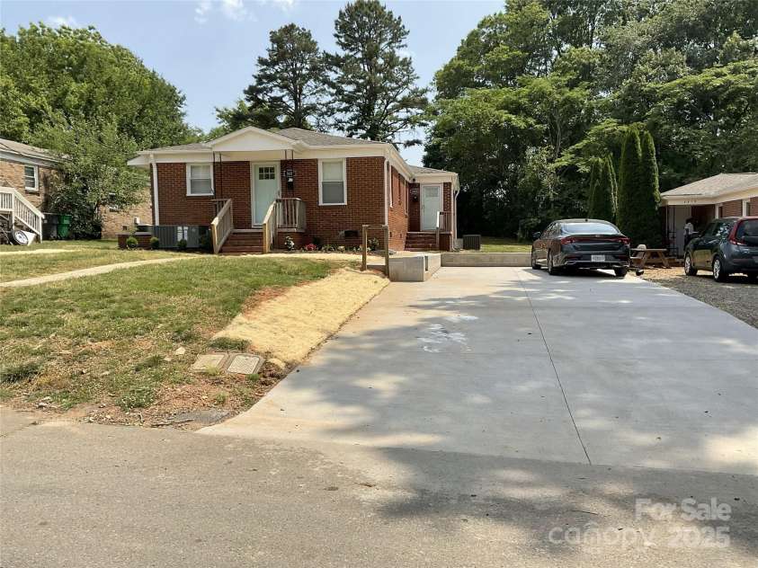 2607 /2609 Celia Avenue, Charlotte, NC 28216.  MLS# CAR4280740, YatesRealty ID 28052. 2607/2609 Celia driveway