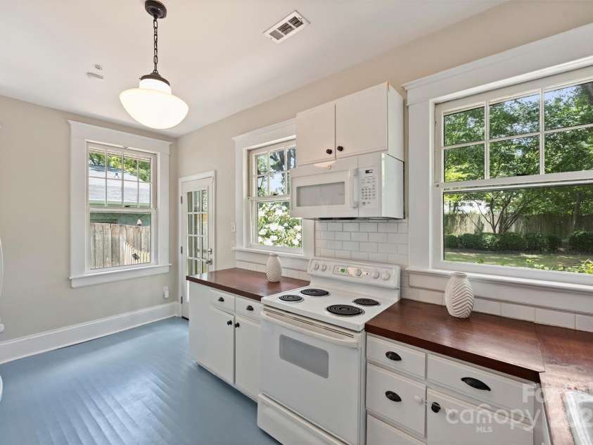 521 Worthington Avenue, Charlotte, NC 28203.  MLS# CAR4281216, YatesRealty ID 28055. 