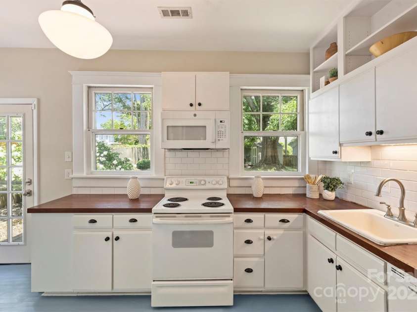 521 Worthington Avenue, Charlotte, NC 28203.  MLS# CAR4281216, YatesRealty ID 28055. 