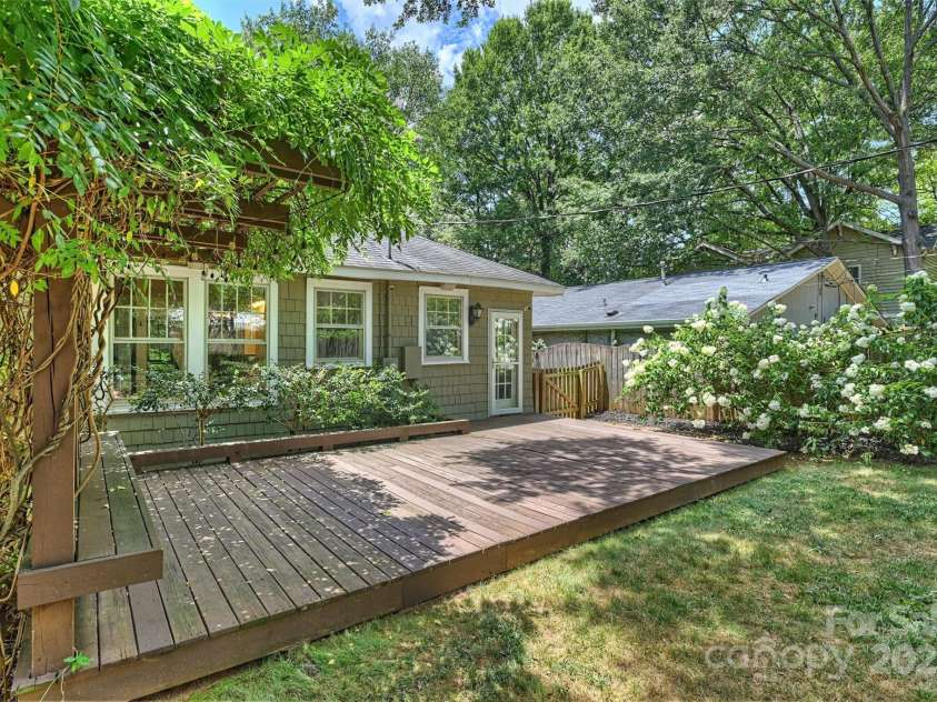 521 Worthington Avenue, Charlotte, NC 28203.  MLS# CAR4281216, YatesRealty ID 28055. 