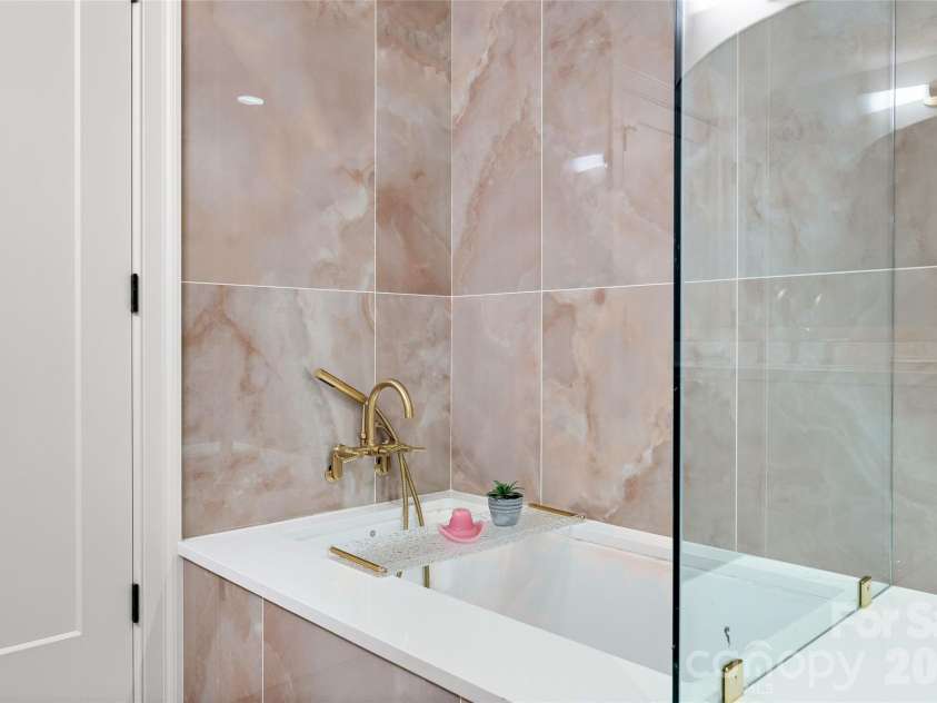 20107 Bascom Ridge Drive, Cornelius, NC 28031.  MLS# CAR4367036, YatesRealty ID 28058. 