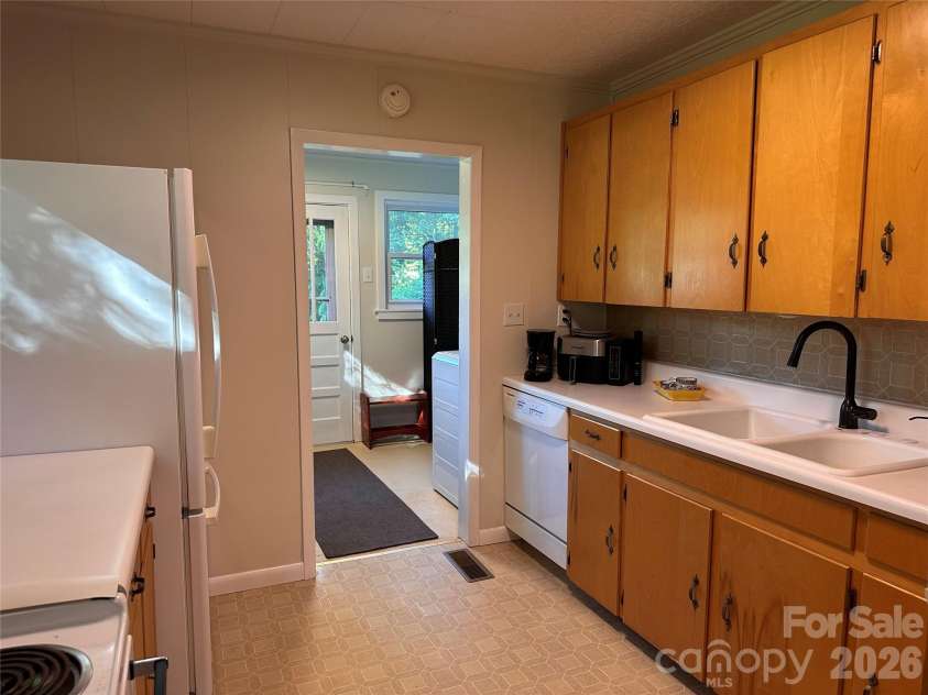21 Byrd Lane, Brevard, NC 28712.  MLS# CAR4389839, YatesRealty ID 28061. 
