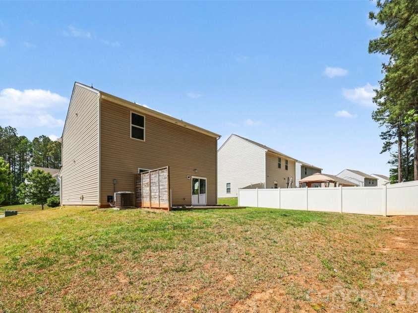 6414 Jerimoth Drive, Charlotte, NC 28215.  MLS# CAR4375180, YatesRealty ID 28062. 