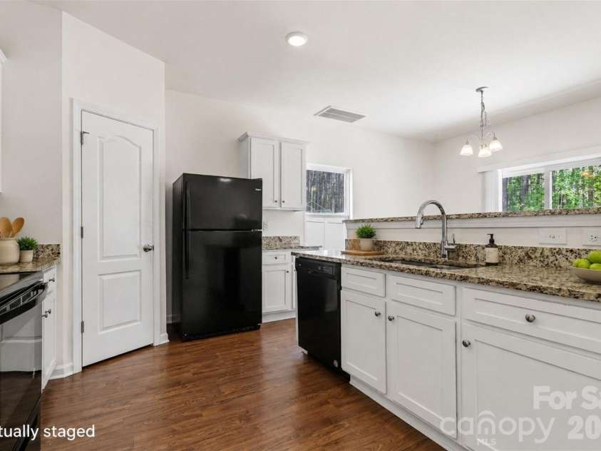 6414 Jerimoth Drive, Charlotte, NC 28215.  MLS# CAR4414528, YatesRealty ID 28062. 