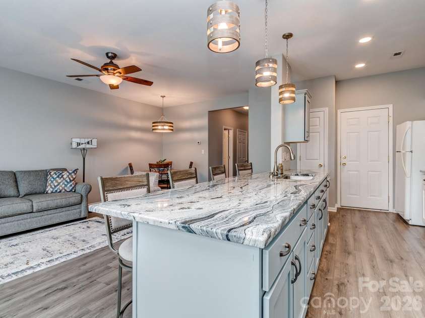 3064 Priory Ridge Drive, Fort Mill, SC 29707.  MLS# CAR4385929, YatesRealty ID 28063. Beautifully updated kitchen