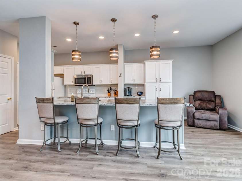 3064 Priory Ridge Drive, Fort Mill, SC 29707.  MLS# CAR4385929, YatesRealty ID 28063. Breakfast bar