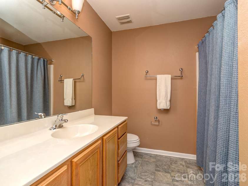 3064 Priory Ridge Drive, Fort Mill, SC 29707.  MLS# CAR4385929, YatesRealty ID 28063. En-suite full bath