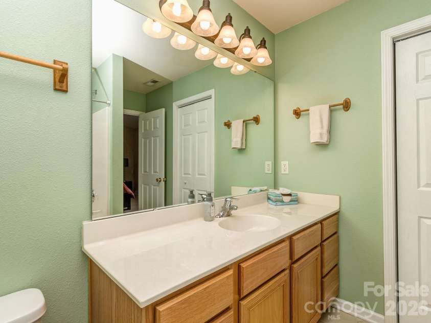 3064 Priory Ridge Drive, Fort Mill, SC 29707.  MLS# CAR4385929, YatesRealty ID 28063. En-suite full bath