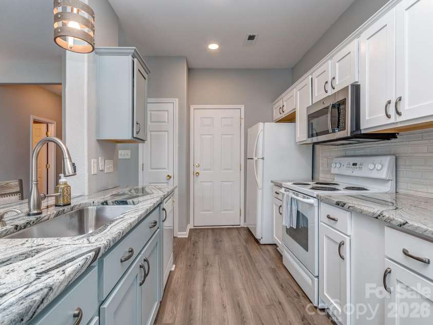 3064 Priory Ridge Drive, Fort Mill, SC 29707.  MLS# CAR4385929, YatesRealty ID 28063. Granite counter tops, ceramic tile backsplash