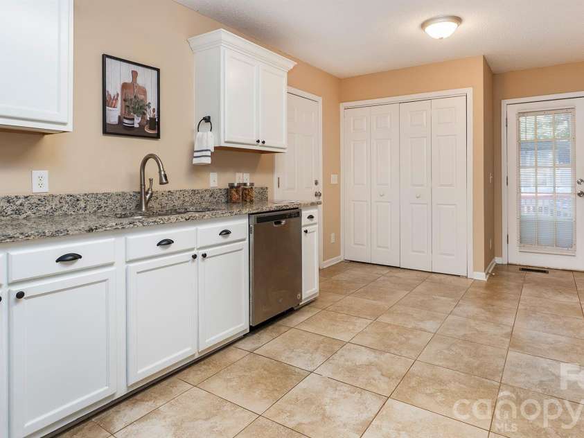 609 Forest Ridge Road, Kannapolis, NC 28083.  MLS# CAR4389499, YatesRealty ID 28064. 