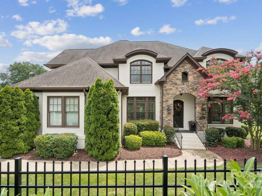2145 Foxcroft Woods Lane, Charlotte, NC 28211.  MLS# CAR4284470, YatesRealty ID 28065. 