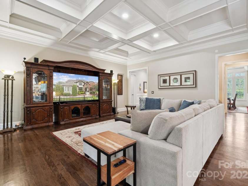 2145 Foxcroft Woods Lane, Charlotte, NC 28211.  MLS# CAR4284470, YatesRealty ID 28065. 