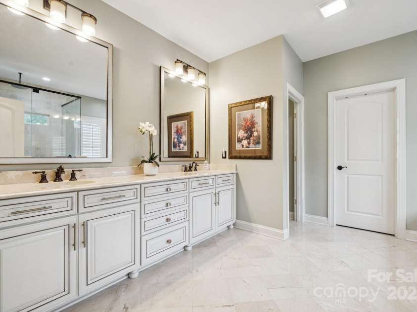 2145 Foxcroft Woods Lane, Charlotte, NC 28211.  MLS# CAR4284470, YatesRealty ID 28065. 