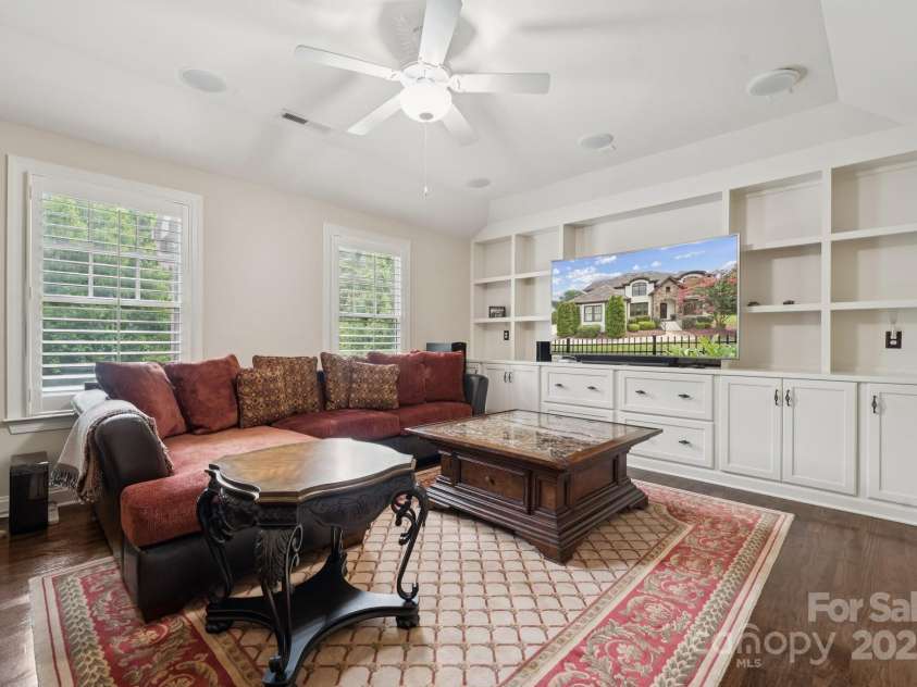 2145 Foxcroft Woods Lane, Charlotte, NC 28211.  MLS# CAR4284470, YatesRealty ID 28065. 