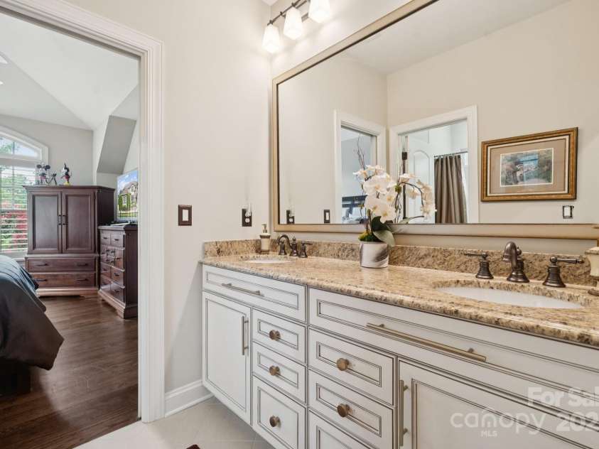 2145 Foxcroft Woods Lane, Charlotte, NC 28211.  MLS# CAR4284470, YatesRealty ID 28065. 