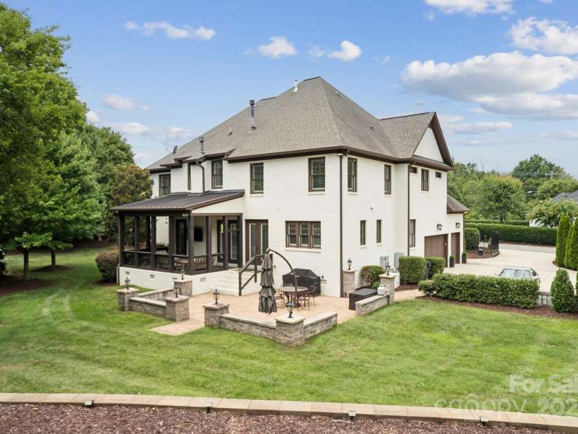 2145 Foxcroft Woods Lane, Charlotte, NC 28211.  MLS# CAR4284470, YatesRealty ID 28065. 