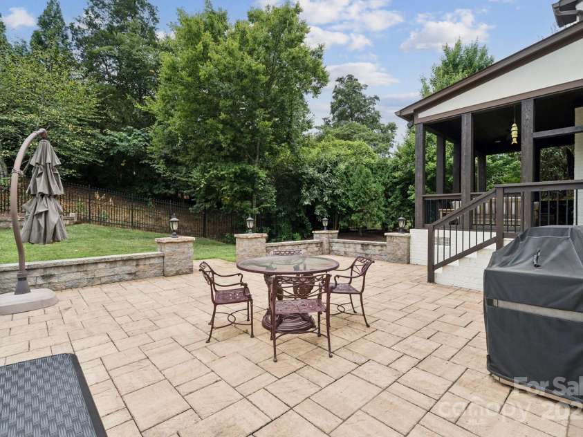 2145 Foxcroft Woods Lane, Charlotte, NC 28211.  MLS# CAR4284470, YatesRealty ID 28065. 