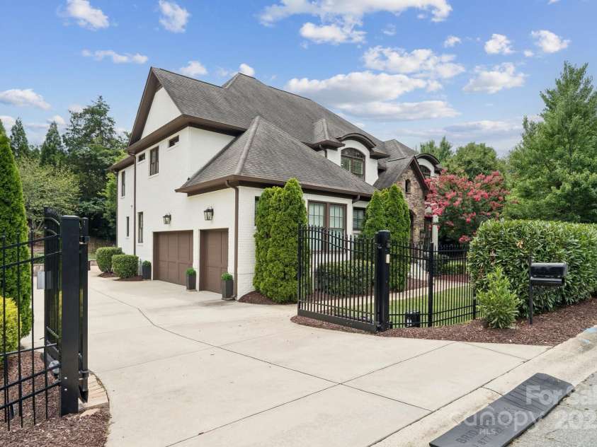 2145 Foxcroft Woods Lane, Charlotte, NC 28211.  MLS# CAR4284470, YatesRealty ID 28065. 