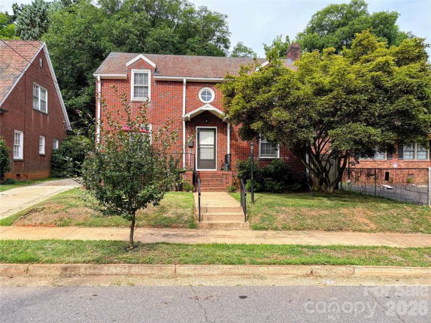 416 Race Street, Statesville, NC 28677.  MLS# CAR4359159, YatesRealty ID 28065. 