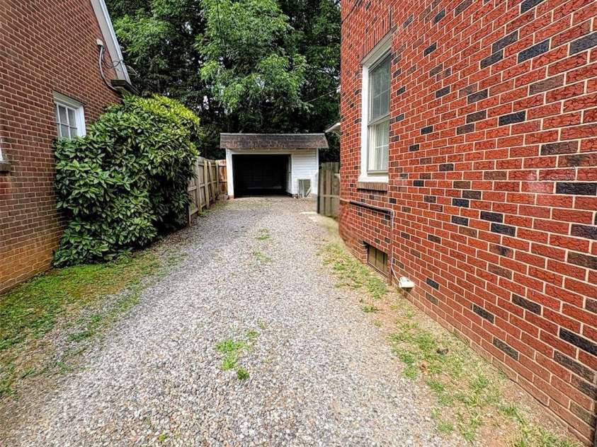 416 Race Street, Statesville, NC 28677.  MLS# CAR4359159, YatesRealty ID 28065. 
