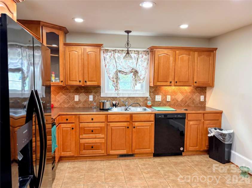 416 Race Street, Statesville, NC 28677.  MLS# CAR4359159, YatesRealty ID 28065. 