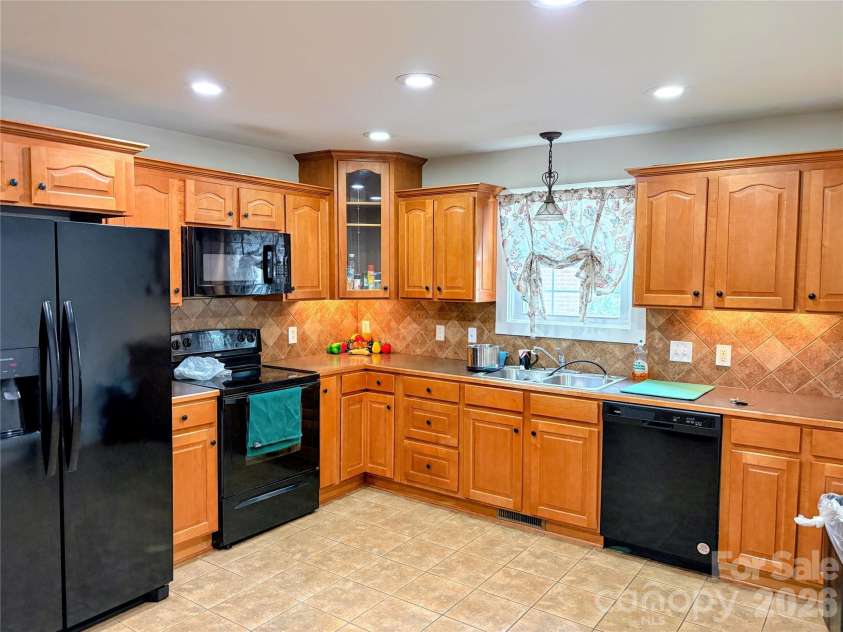 416 Race Street, Statesville, NC 28677.  MLS# CAR4359159, YatesRealty ID 28065. 