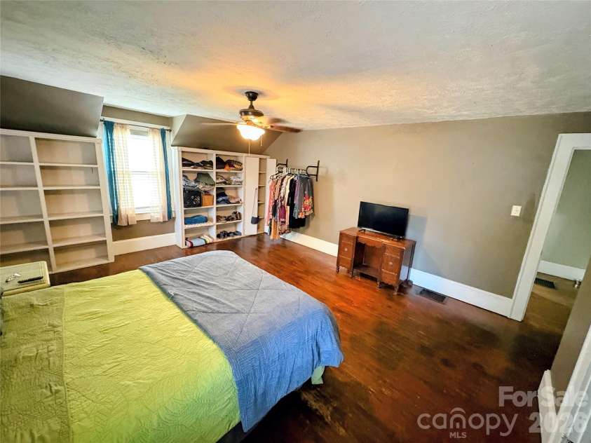 416 Race Street, Statesville, NC 28677.  MLS# CAR4359159, YatesRealty ID 28065. 