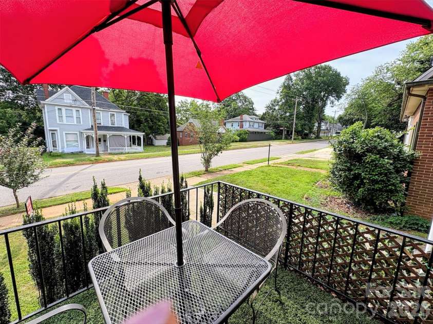 416 Race Street, Statesville, NC 28677.  MLS# CAR4359159, YatesRealty ID 28065. 