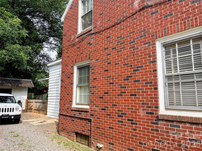 416 Race Street, Statesville, NC 28677.  MLS# CAR4359159, YatesRealty ID 28065. 