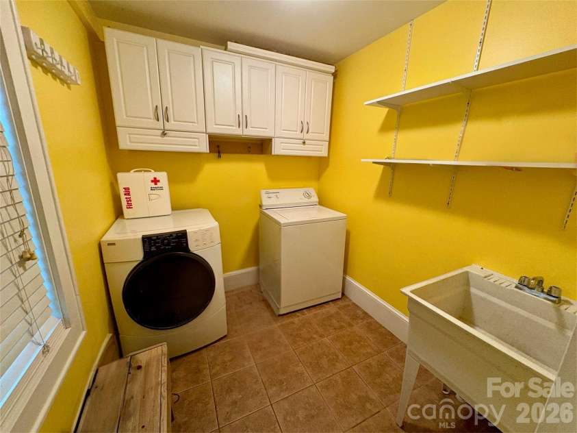 416 Race Street, Statesville, NC 28677.  MLS# CAR4359159, YatesRealty ID 28065. 