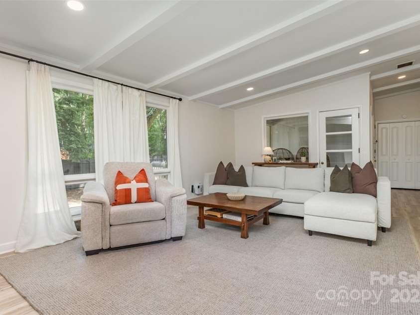 747 Saint Michaels Lane, Gastonia, NC 28052.  MLS# CAR4267169, YatesRealty ID 28066. Living Room