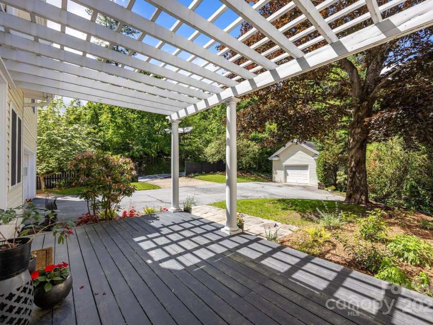 100 Poplar Spring Trail, Hendersonville, NC 28739.  MLS# CAR4251710, YatesRealty ID 28067. Circular Drive
