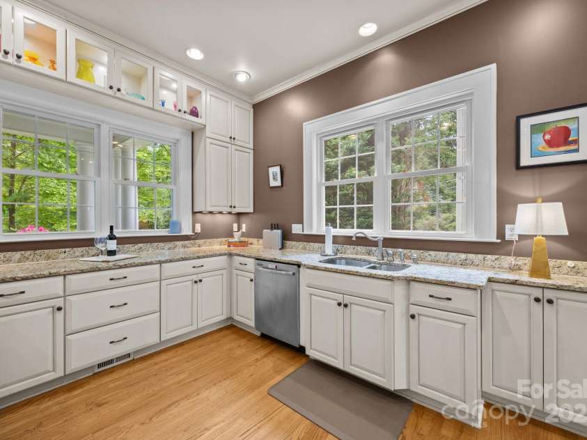 100 Poplar Spring Trail, Hendersonville, NC 28739.  MLS# CAR4251710, YatesRealty ID 28067. Gourmet Kitchen