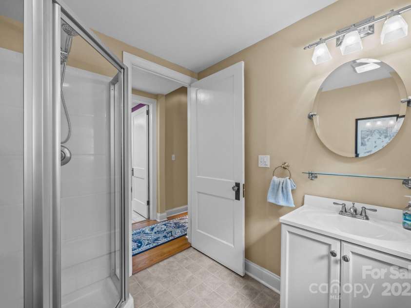 100 Poplar Spring Trail, Hendersonville, NC 28739.  MLS# CAR4251710, YatesRealty ID 28067. Upper Level Full Bath