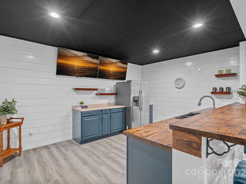 343 Gringley Hill Road, Fort Mill, SC 29708.  MLS# CAR4274138, YatesRealty ID 28068. Kitchenette