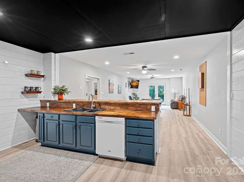 343 Gringley Hill Road, Fort Mill, SC 29708.  MLS# CAR4274138, YatesRealty ID 28068. Kitchenette