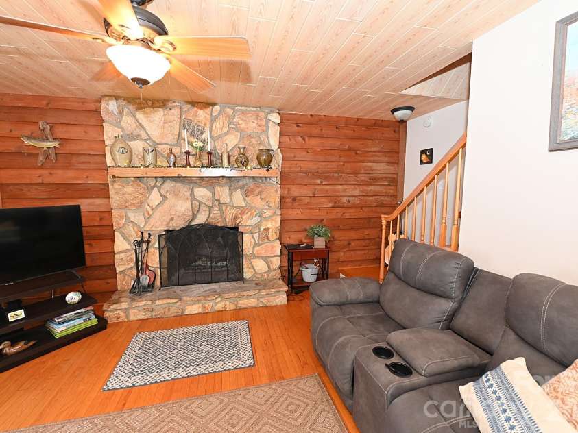 86 King Arthurs Court, Hickory, NC 28601.  MLS# CAR4376018, YatesRealty ID 28068. 