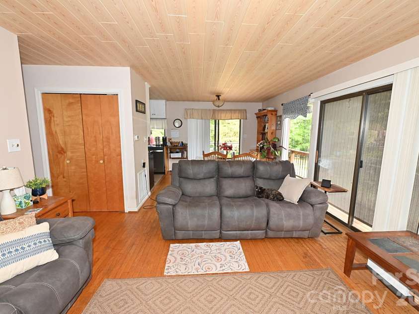 86 King Arthurs Court, Hickory, NC 28601.  MLS# CAR4376018, YatesRealty ID 28068. 