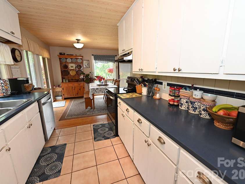 86 King Arthurs Court, Hickory, NC 28601.  MLS# CAR4376018, YatesRealty ID 28068. 