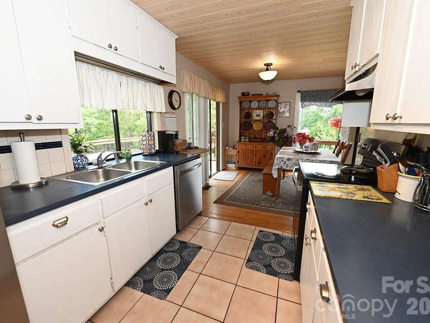 86 King Arthurs Court, Hickory, NC 28601.  MLS# CAR4376018, YatesRealty ID 28068. 