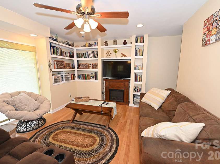 86 King Arthurs Court, Hickory, NC 28601.  MLS# CAR4376018, YatesRealty ID 28068. 