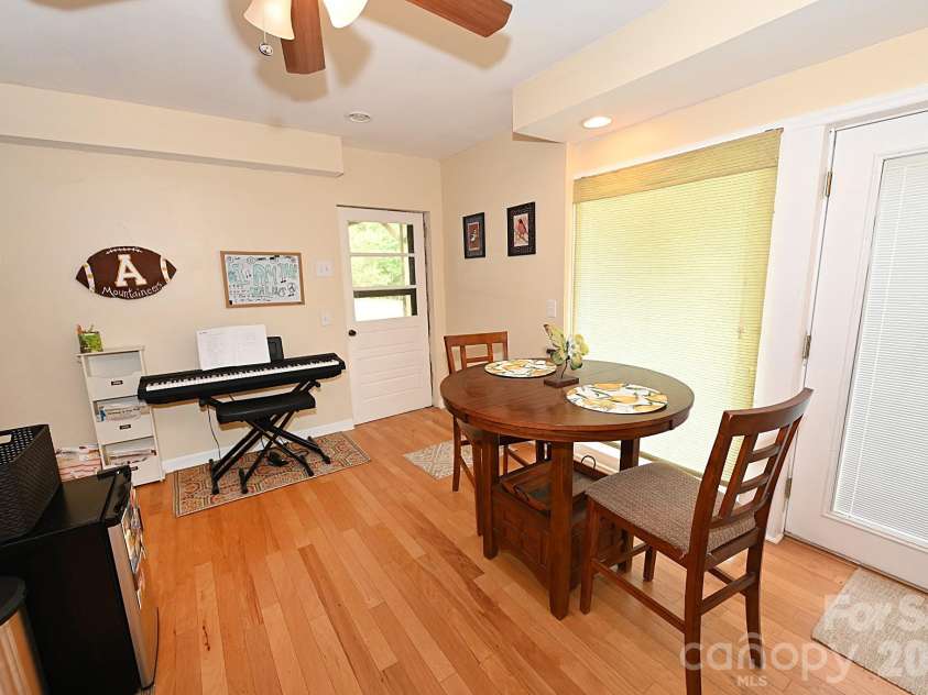 86 King Arthurs Court, Hickory, NC 28601.  MLS# CAR4376018, YatesRealty ID 28068. 