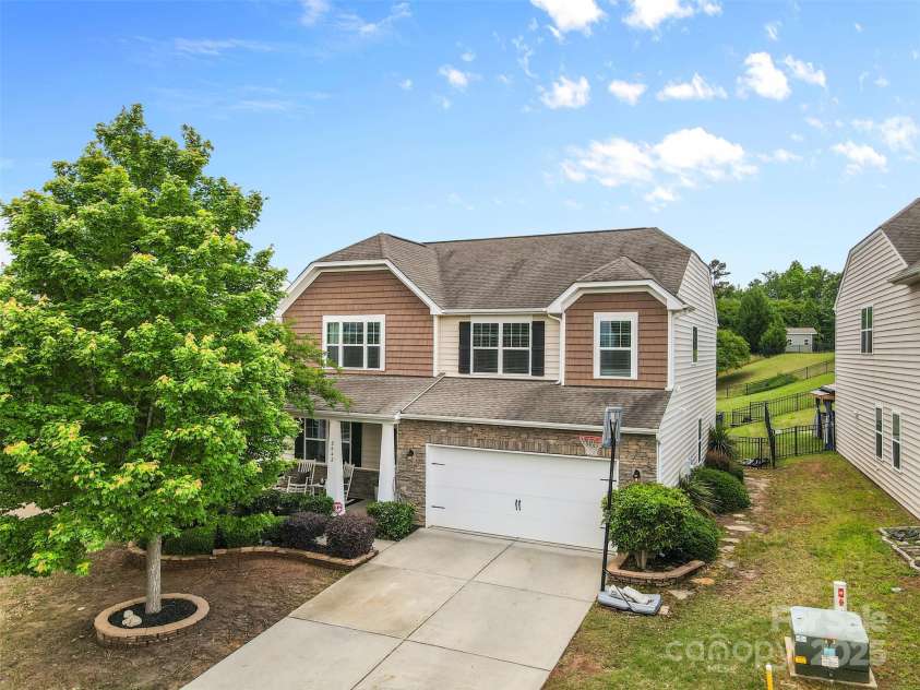 2042 Newport Drive, Fort Mill, SC 29707.  MLS# CAR4257730, YatesRealty ID 28069. Welcome home! 2042 Newport Dr