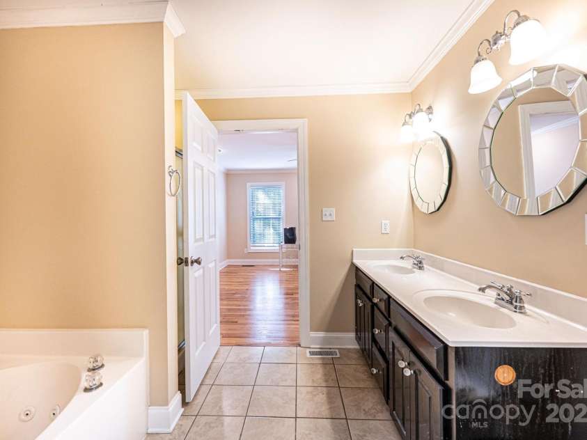 1436 20th Avenue Place, Hickory, NC 28601.  MLS# CAR4324813, YatesRealty ID 2807. Primary Bath