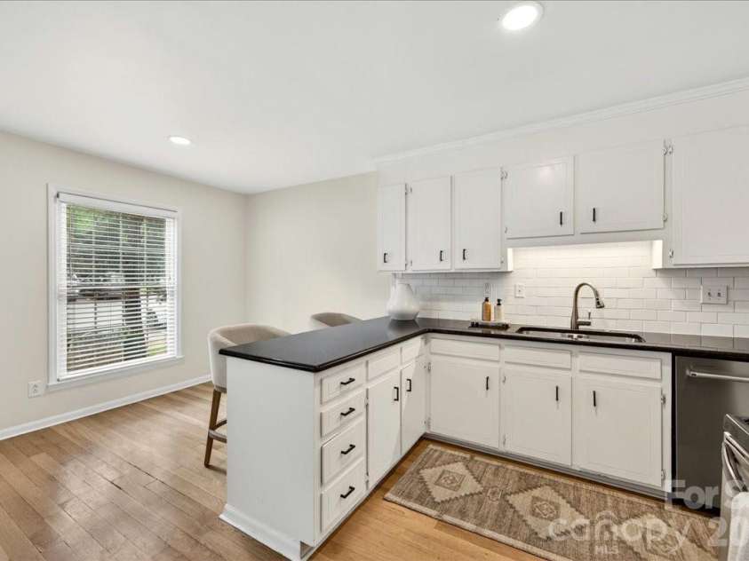 6724 Constitution Lane, Charlotte, NC 28210.  MLS# CAR4385741, YatesRealty ID 28073. 