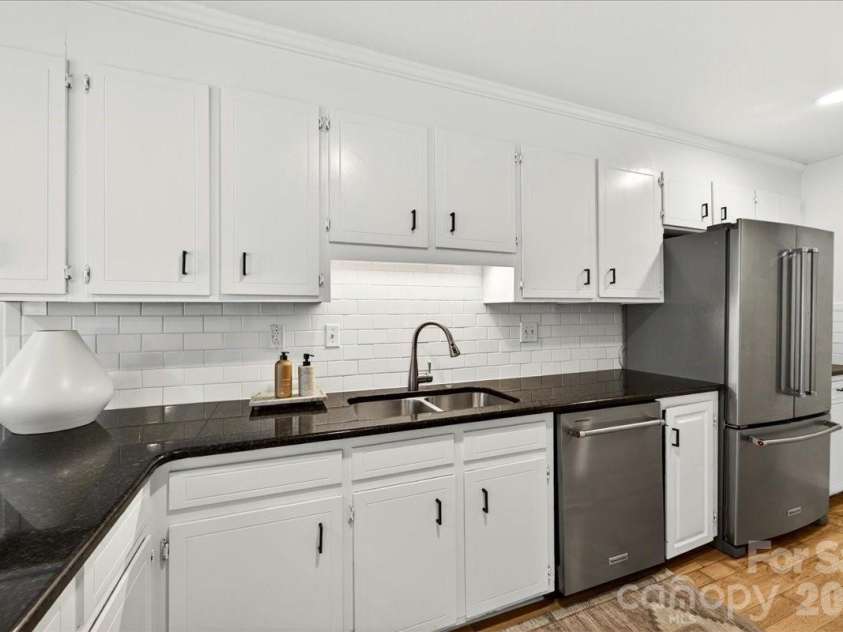 6724 Constitution Lane, Charlotte, NC 28210.  MLS# CAR4385741, YatesRealty ID 28073. 